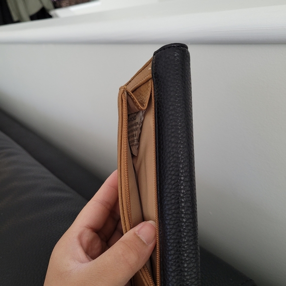 2/$40 NEW GUESS Wallet - Picture 3 of 4